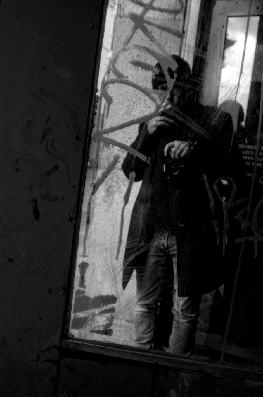 Erik Sokoloff, reflet dans une vitrine